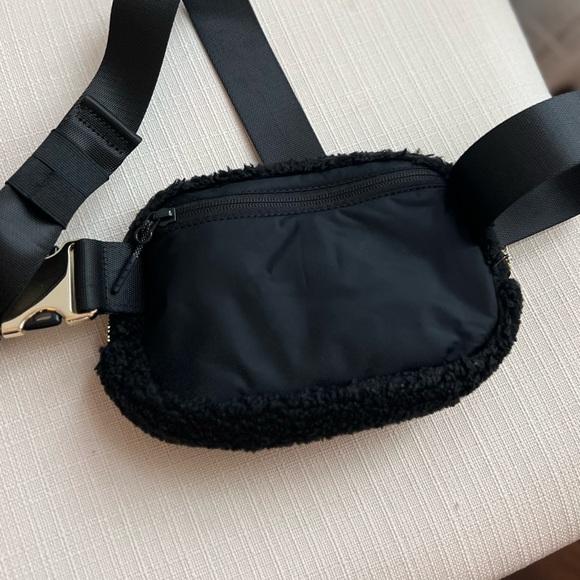 Lululemon Everywhere belt bag 1L fleece - Picture 4 of 5